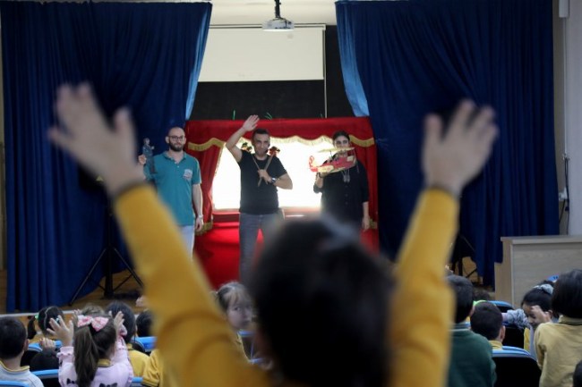 ‘Karagöz Göklerde' 13 ilçede miniklere kültürü aktardı