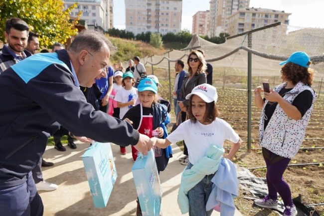Beylikdüzü'ne kışlık ilk fideler minik ellerden