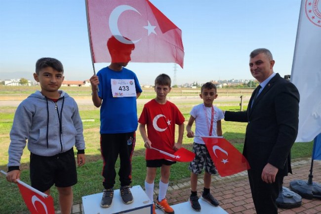 Gölcük'te 100. yıla koştular