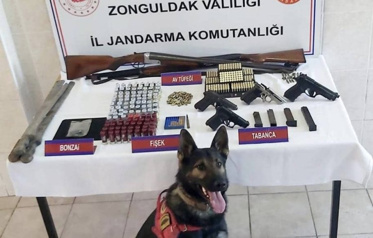 Baskın yapılan evde cephanelik çıktı