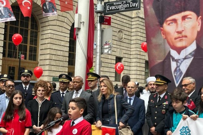 Wall Street'te Türk Bayrağı göndere çekildi