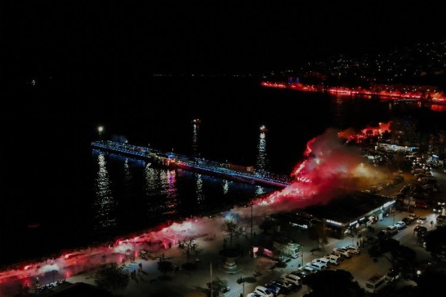 Gemlik'te binlerce meşale Cumhuriyet için yakıldı