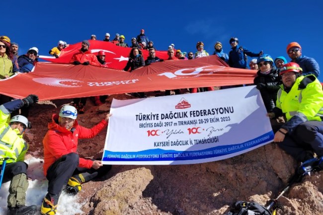 Erciyes'in zirvesinde 100'lük coşku