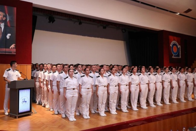 Dokuz Eylül'de genç denizciler yemin etti