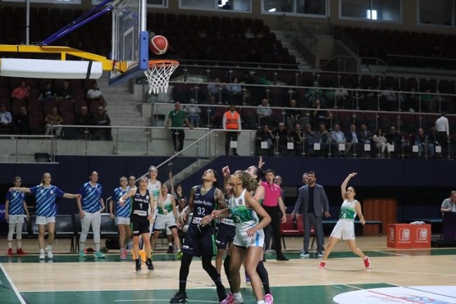 İzmit'in Perileri zirve takibini sürdürdü