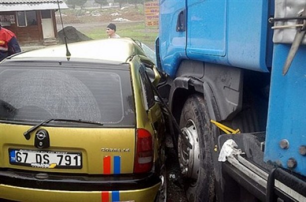 EREĞLİ'DE 2 KAZA; 1 ÖLÜ 5 YARALI