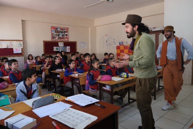 Konya'da 'çat kapı' sınıf tiyatrosu