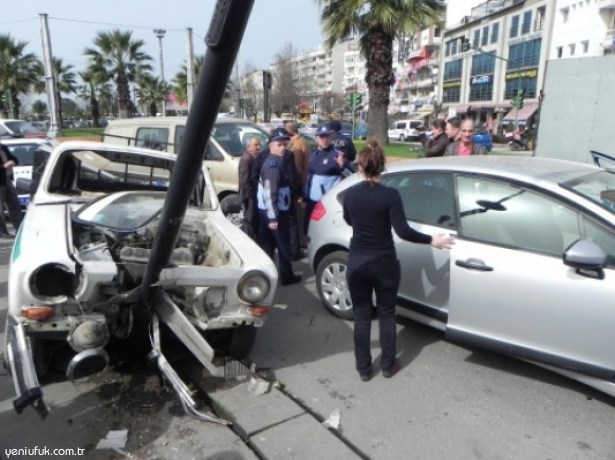 İLÇE MERKEZİNDE KAZA;2 YARALI