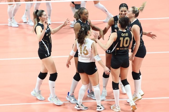 VakıfBank, PTT'ye de set vermedi