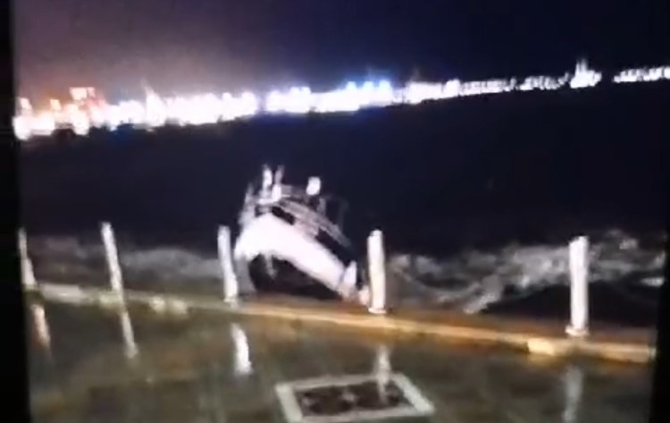 Tekneler battı, vinçler devrildi