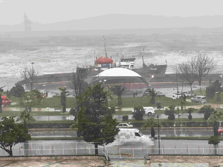 Kdz.Ereğli’de iki gemi karaya vurdu