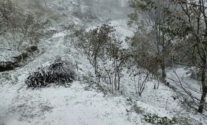 Uludağ köyüne kar yağdı