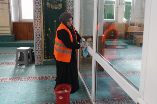Çayırova'da ibadethanelere rutin temizlik
