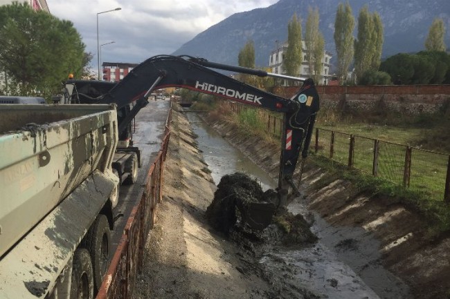 Manisa Şehzadeler'de sulama kanalı temizliği