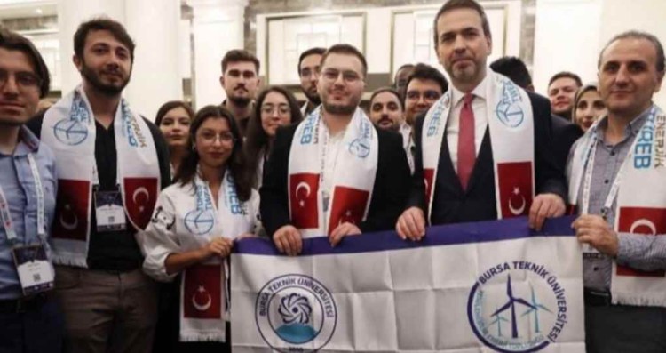 BTÜ'lü öğrenciler Bakan Bayraktar ile buluştu