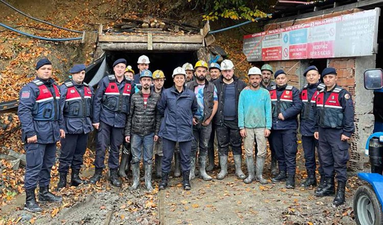 Jandarma'dan maden ocağında kutlama