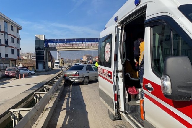 Düzce'de otomobil tıra çarptı: 2 yaralı