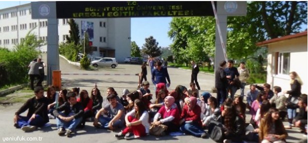 ÖĞRENCİLERDEN OTURMA EYLEMİ..