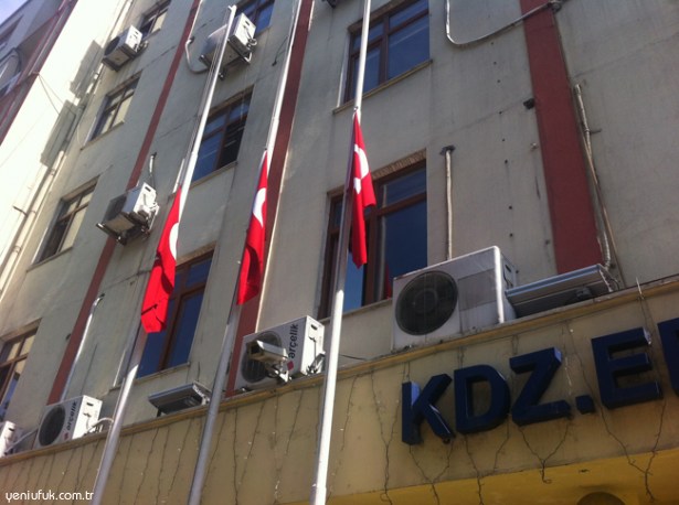 ULUSAL YAS İLAN EDİLDİ, BAYRAKLAR YARIYA İNDİRİLDİ