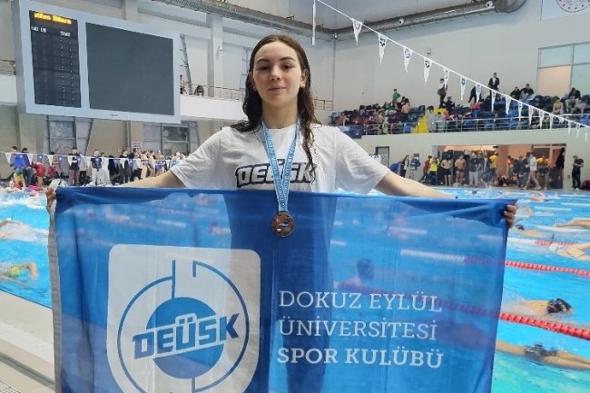 Dokuz Eylül'lü yüzücülerin 'havuz' rekoru