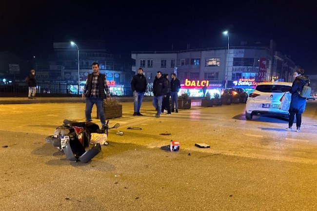 Düzce'de motosikletle otomobil çarpıştı 1 yaralı