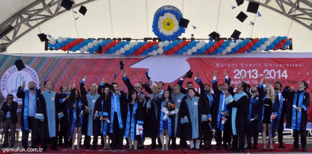 DENİZCİLİK FAKÜLTESİNİN MEZUNİYET COŞKUSU