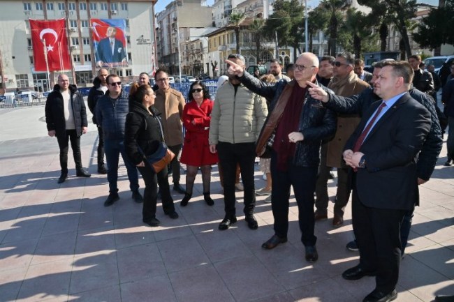 Manisa Cumhuriyet Meydanı'nda hazırlıklar devam ediyor