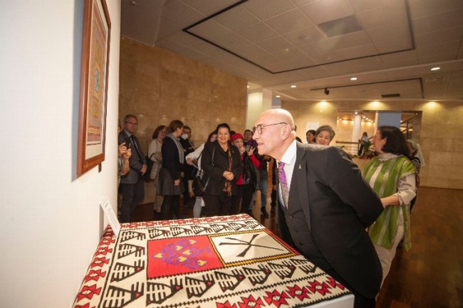 "İnsan Dünyadır" sergisi İzmirlilerle buluştu