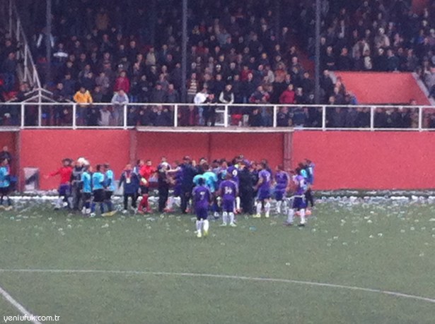 HAKEM, GENÇ EREĞLİLİLERİN BASKISINA DAYANAMADI!..