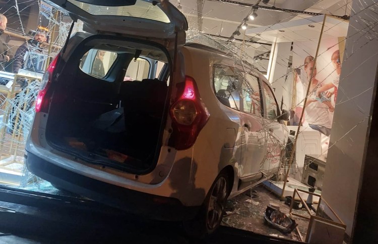 Kdz.Ereğli’de kaza: Araç beyaz eşya dükkanına girdi