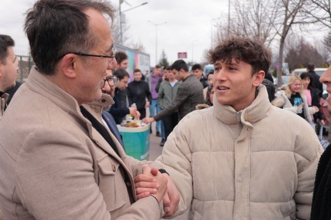 Savran'dan sınav çıkışı öğrencilere kahve ikramı