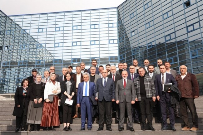 Çolakbayrakdar'dan meclis üyelerine plaket