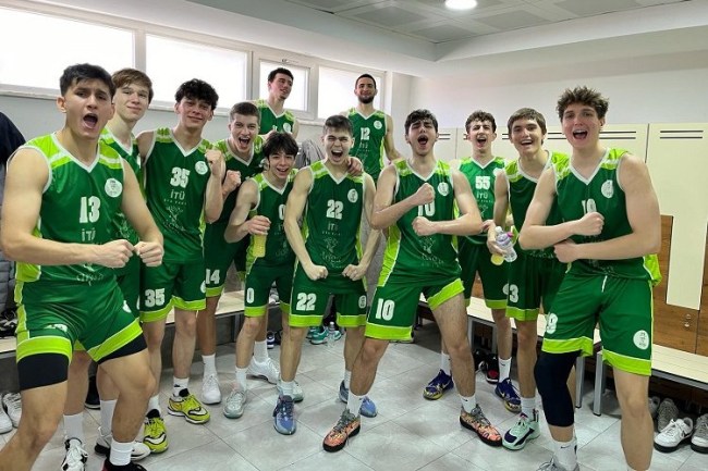 Özlüce Doğa Koleji Türkiye Şampiyonası'na galibiyetle başladı