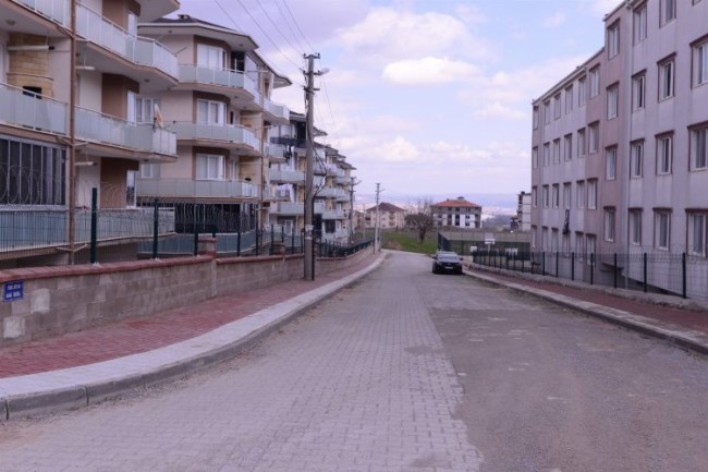 İnegöl Yeniceköy'de yol kaplama ve tretuvar çalışması