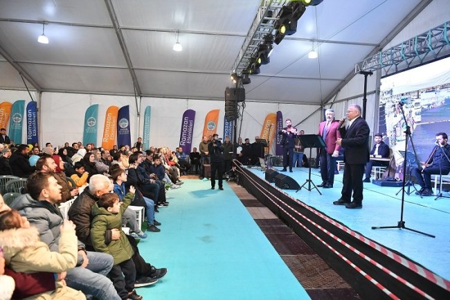 Başkan Büyükkılıç'tan "uzun İnce Bir Yoldayım" performansı