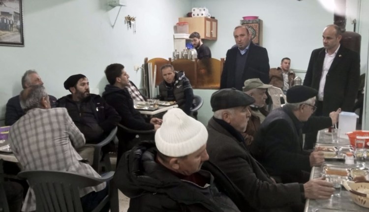 Yüksel Erol köylerde vatandaşın arasında