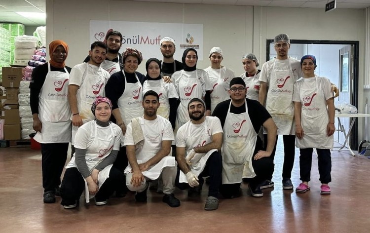 Deprem bölgesinde kurulan Gönül Mutfağına ZBEÜ öğrencilerinden destek
