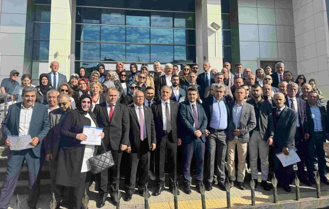 AK Parti’nin kazananları mazbatalarını aldı