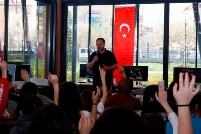 Derince Kütüphanesi'nin ilk konuğu Asal oldu