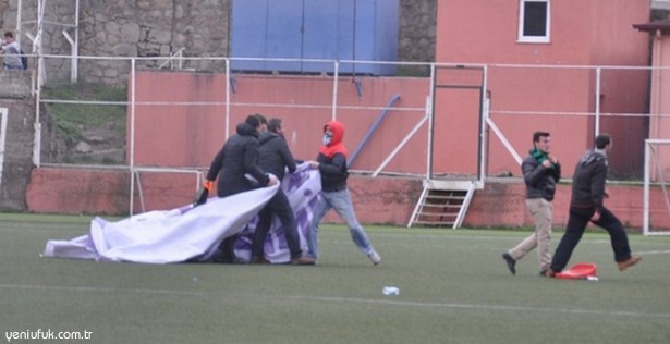 HOLİGANLAR SAHAYI BİRBİRİNE KATTI!..