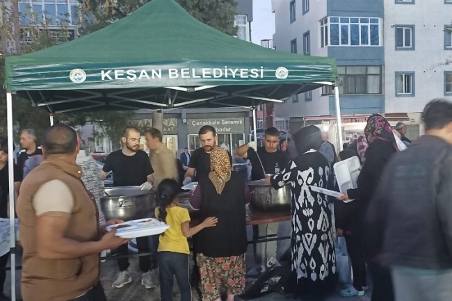 Keşan Belediyesi'nin iftarına yoğun ilgi