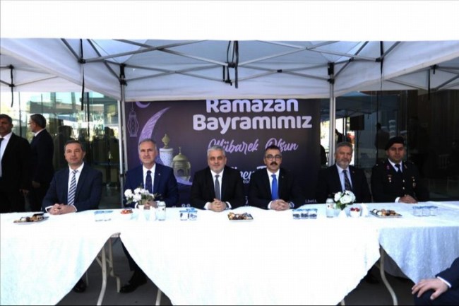 İnegöl'de bayram birlik beraberlik mesajlarıyla başladı