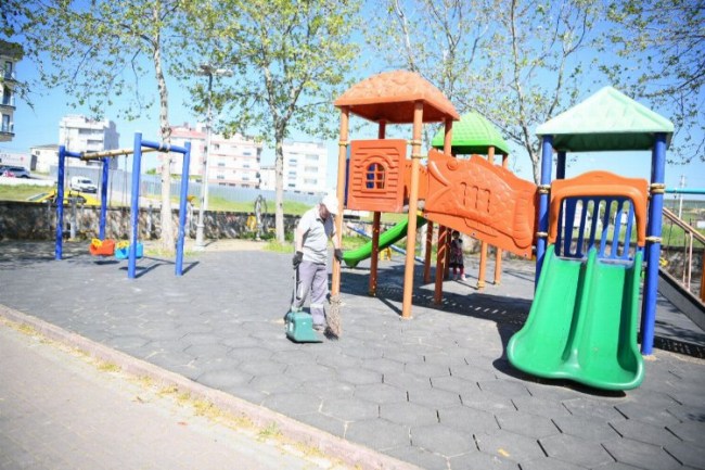 Çayırova'daki parklarda temizlik çalışmaları sürüyor