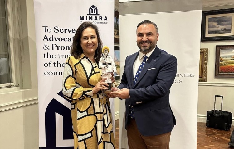 Başkan Tıskaoğlu’ndan Kandaş’a madenci heykeli hediyesi