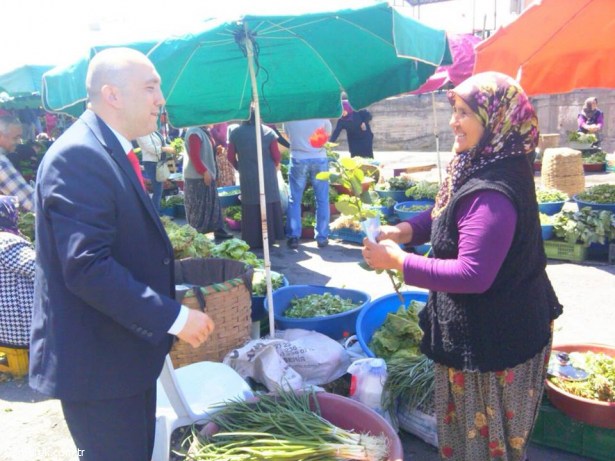 'MİLLİ İTTİFAK' ADAYI GÜL DAĞITTI..