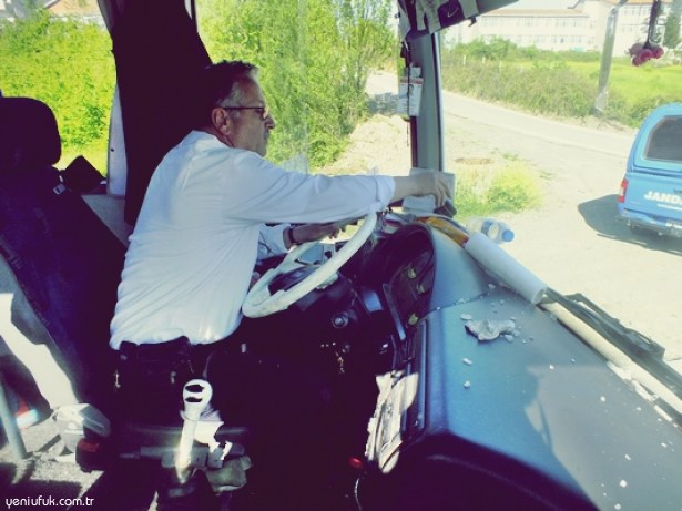 HOLİGANLAR CAMLARI DÖKTÜ!..