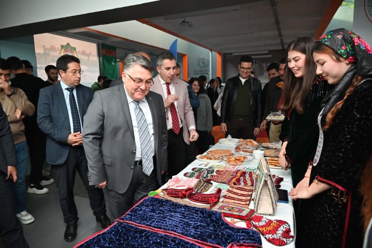 Rektör Özölçer, Kültür Buluşmalarında Türkmenistanlı Öğrenciler ile bir araya geldi