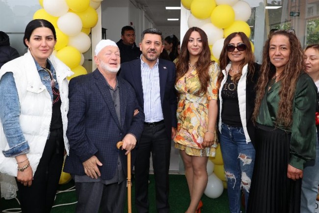 Başkan Arı'nın işyeri açılışında çocuklarla keyifli anları