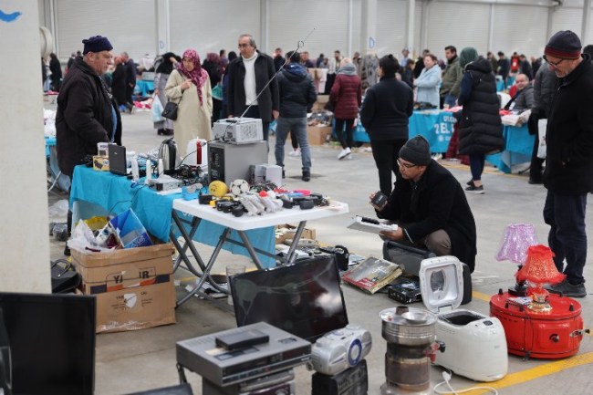Selçuklu 2. El Pazarı'na yeni gününde yoğun ilgi