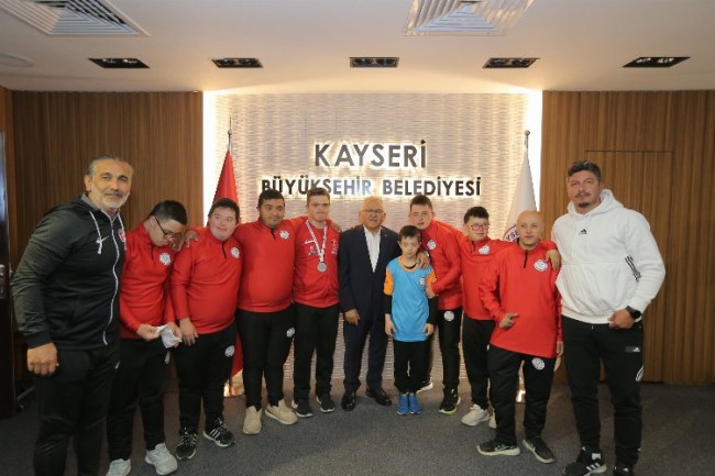 Down Futsal Takımı sporcularından Başkan Büyükkılıç'a sevgi gösterisi